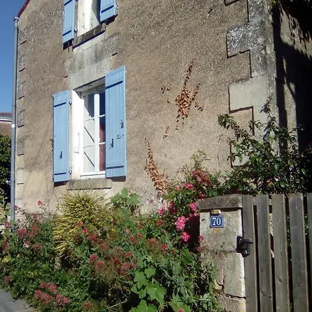 Les Volets Bleus Villa Arcais Exterior photo