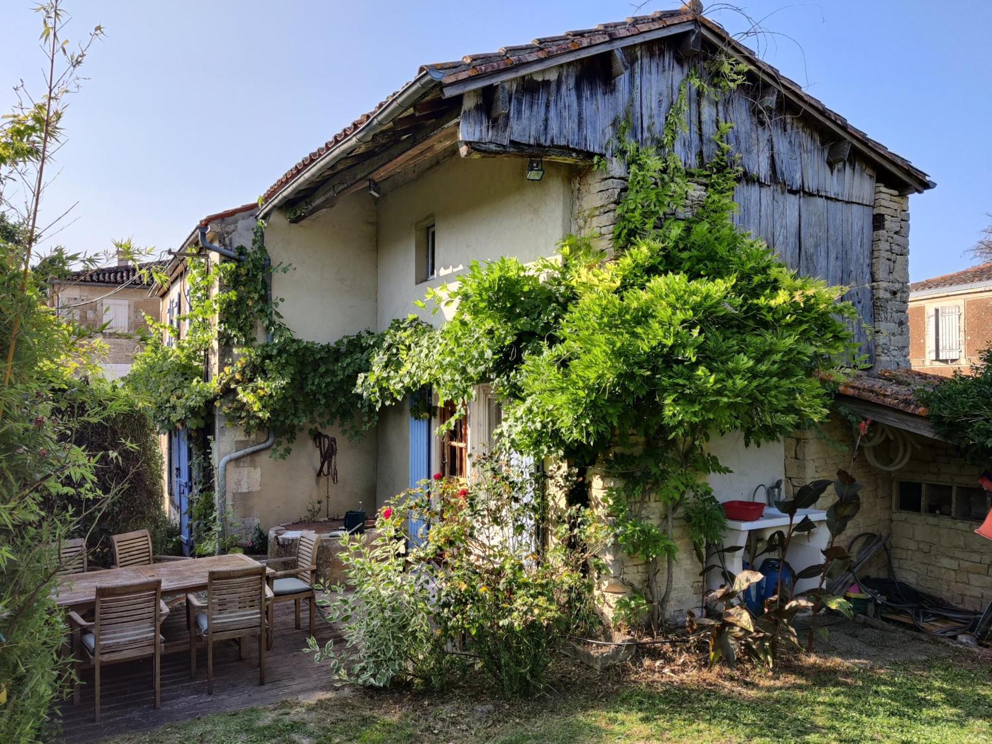 Holiday home Les Volets Bleus Arcais